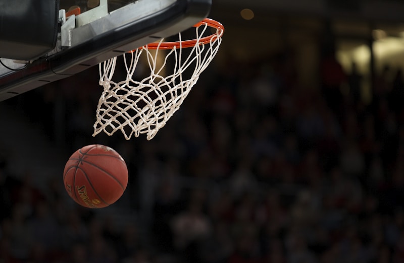 NBA季后赛西部决赛精彩瞬间，球员扣篮